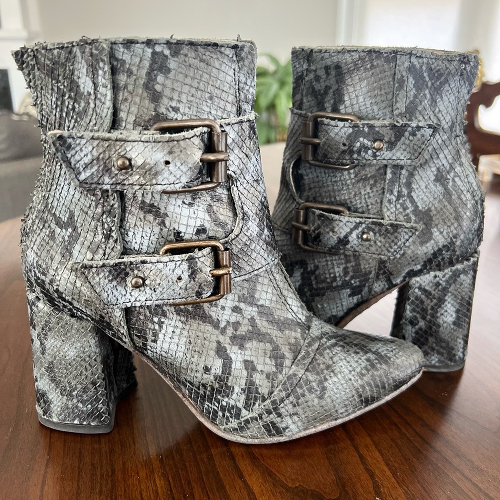 ✨ Freebird Joey Boots – Blue Snakeskin, Size 7 ✨